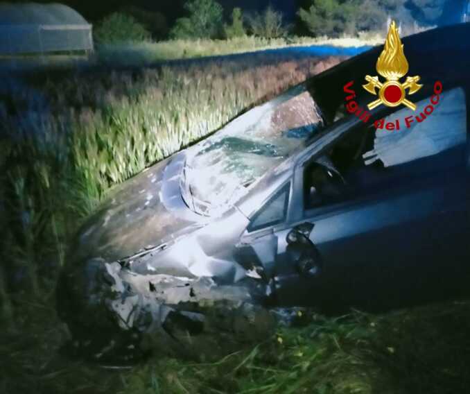 Finisce fuori strada e abbandona l’auto in un canale: 34enne trovato sotto shock nelle campagne del Salento