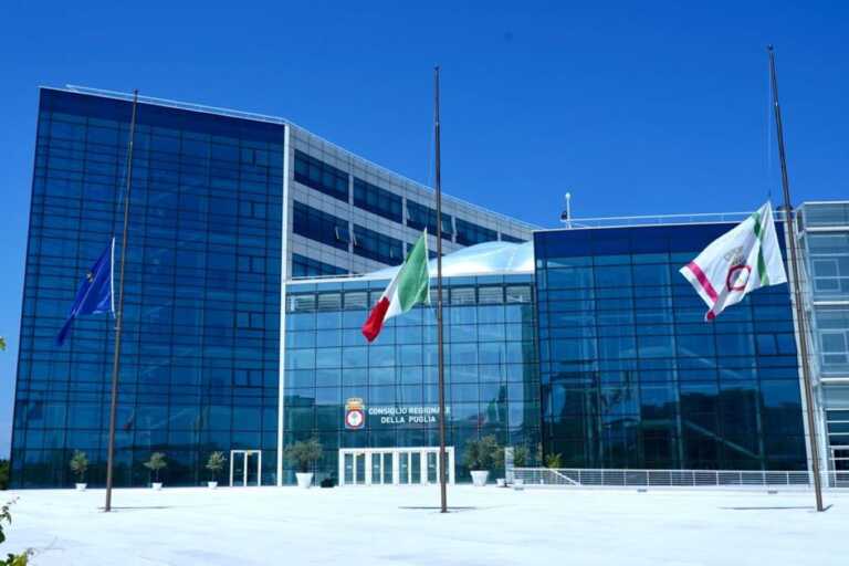 Lutto nazionale per le vittime dell’alluvione in Emilia Romagna: bandiere a mezz’asta anche in Puglia – VIDEO