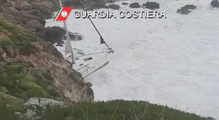 Galleria foto 'Maltempo, pioggia e vento in Salento: distrutto un lido a Santa Maria di Leuca, incagliata una barca' - foto 1