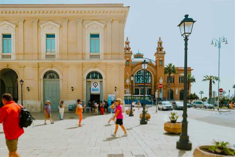 BariExperience diventa brand: nell’Infopoint di piazza Ferrarese gadget e magliette per i turisti
