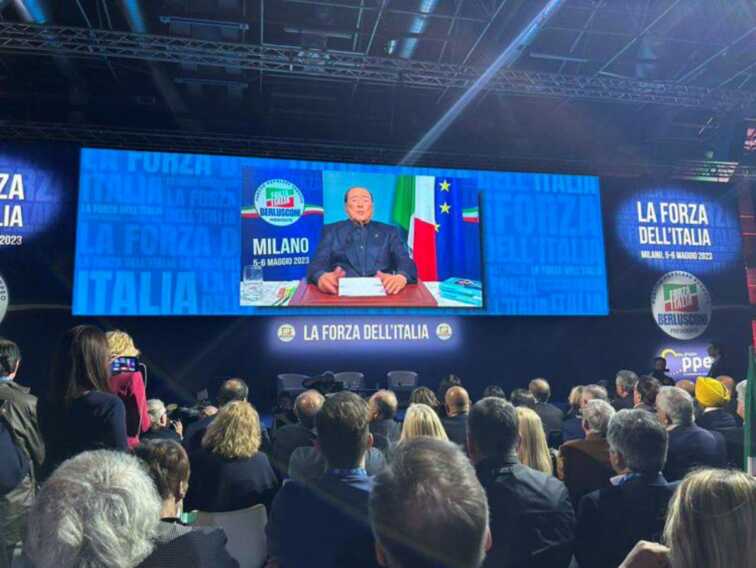 Berlusconi interviene alla kermesse di Forza Italia, D’Attis: «È stato emozionante ascoltarlo»