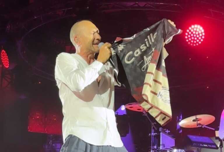 Biagio Antonacci in concerto al Palaflorio: canta “Pazzo di lei” e mostra la maglia del Bari – VIDEO