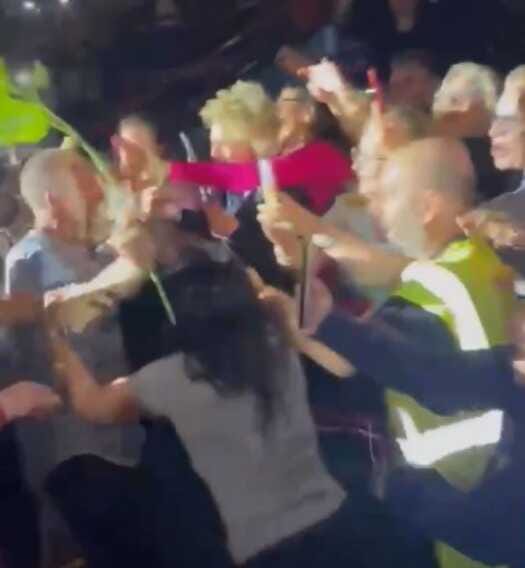 Biagio Antonacci al Palaflorio, strattonato dai fan mentre raggiunge il palco – VIDEO