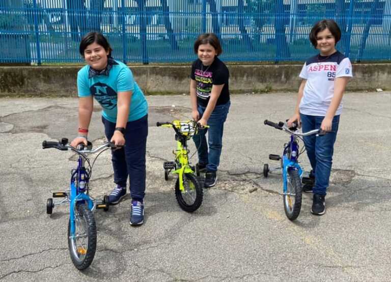 Con i risparmi donano biciclette ai coetanei alluvionati dell’Emilia Romagna: la solidarietà di tre bimbi foggiani
