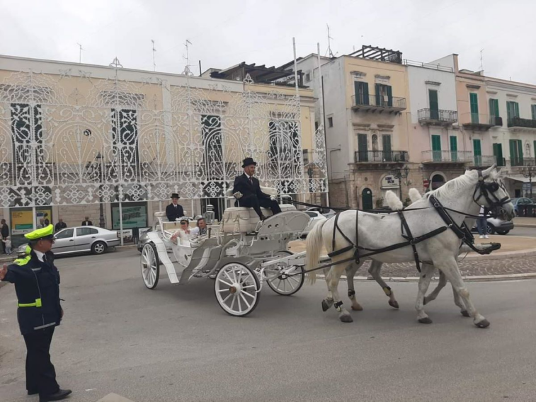 Bitonto, dopo la Comunione una bambina sfila in carrozza per la città: la foto fa il giro del web