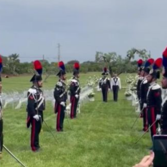 Picchetto d’onore per Angelo e Giuseppe: il matrimonio in alta uniforme
