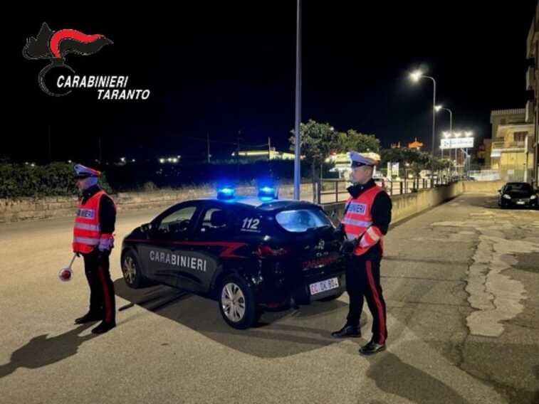 Alla guida senza patente e in tasca droga pronta per essere venduta: ai domiciliari un 40enne