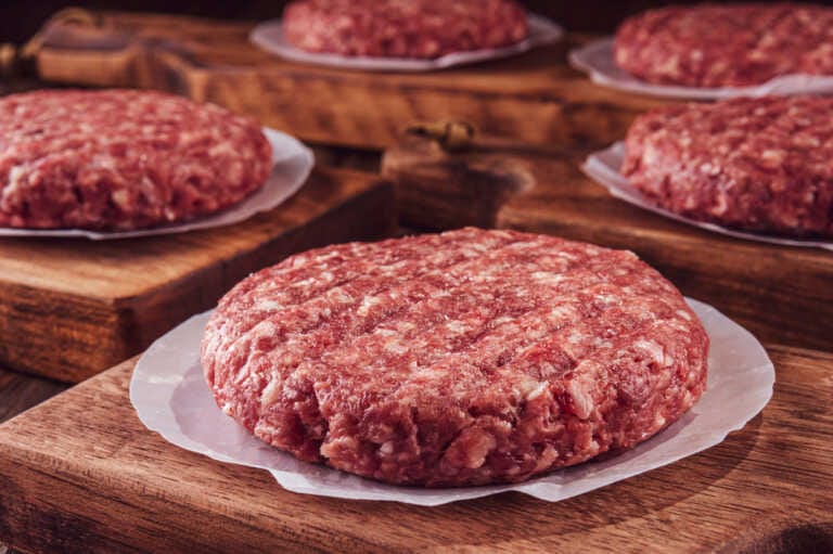Coldiretti, la carne sintetica inquina 25 volte in più: in Puglia raccolti già 40 mila “No”