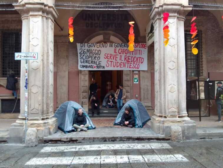 Caro affitti, la protesta arriva anche a Bari: studenti in tenda in via Nicolai