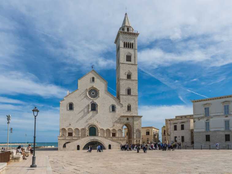 La provocazione di un cittadino: «Turisti, non venite a Trani: è una città sporca e insicura»