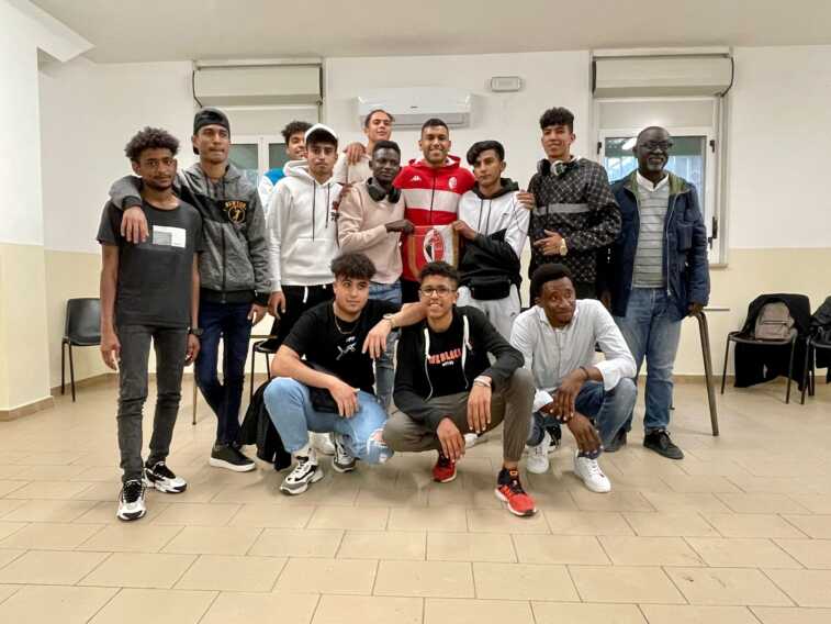 Cheddira fa visita ai giovani migranti del centro culturale Abusuan: «Credete sempre nei vostri sogni»