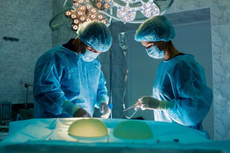 Chirurgia estetica, è boom di interventi tra le più giovani: tra i più richiesti filler e mastoplastiche additive