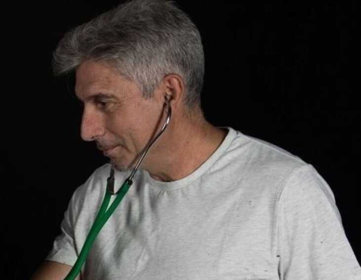 Ciccio Marinelli, pediatra-dj che su Facebook aiuta le mamme: «Spiego come gestire l’emergenza»
