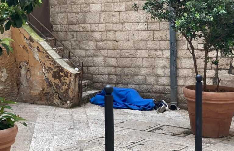 Bari, l’appello per aiutare il clochard nella città vecchia: «Dorme sui suoi escrementi, salvatelo»