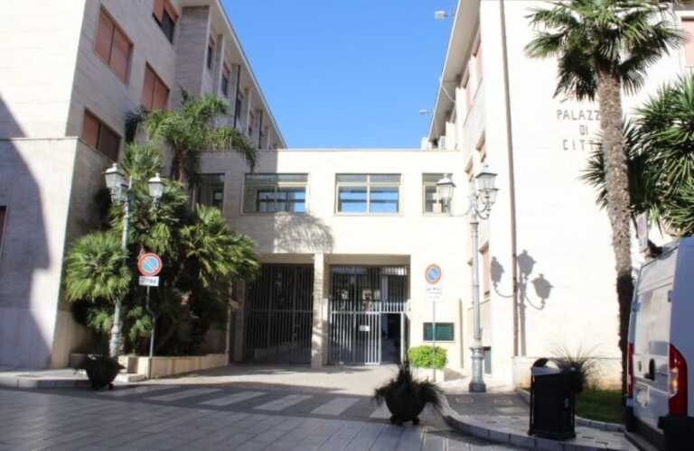 Verso il ballottaggio, a Brindisi Fusco nel mirino per una lettera. Il centrodestra: «Vìola la legge»