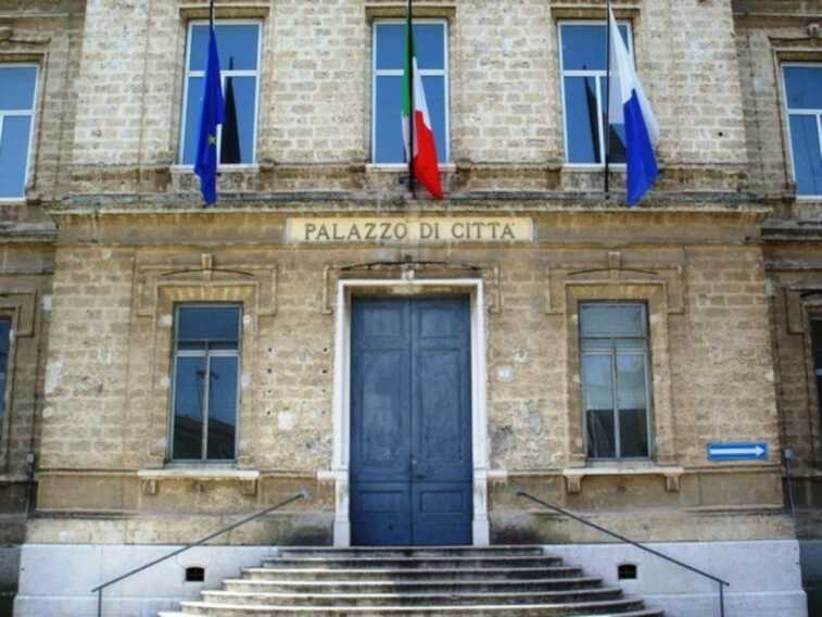 Trani, aggrediti verbalmente due dipendenti del Comune. La condanna: «Gesto vile. Intervenga l’amministrazione»