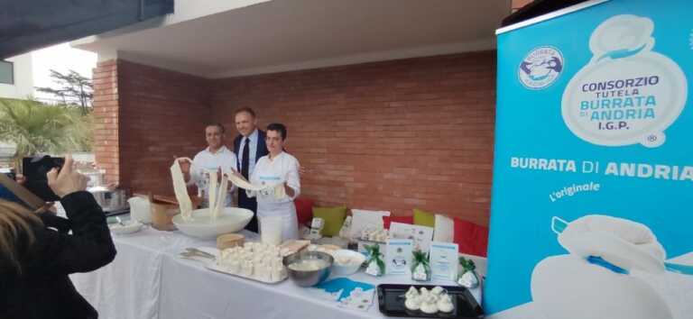 La Burrata di Andria protagonista a Napoli: il ministro Lollobrigida visita lo stand nel borad dell’Uet