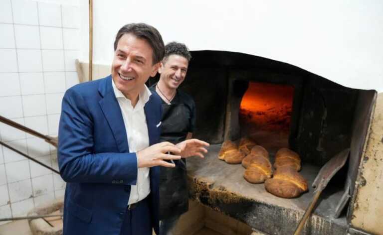 Conte in Puglia per chiudere la campagna elettorale per le amministrative: ad Altamura tra selfie e pane – VIDEO