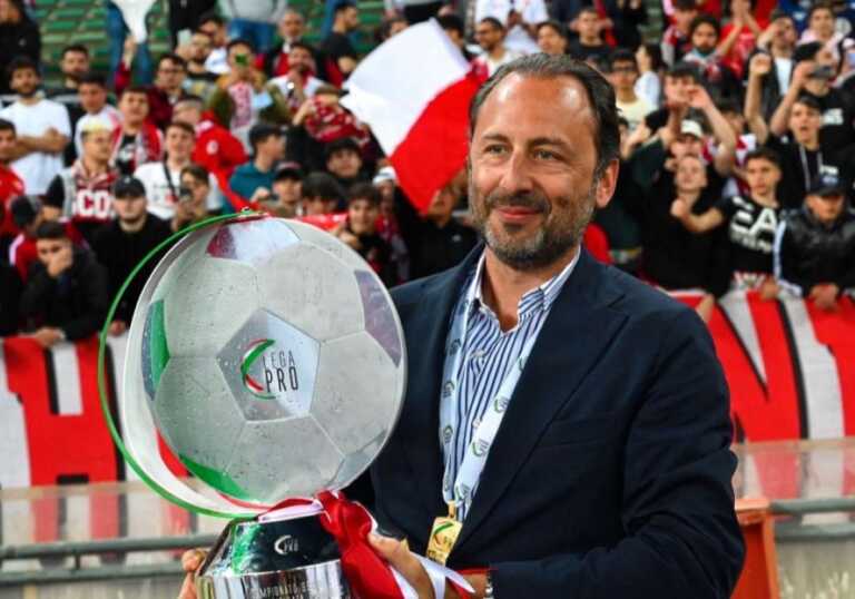 De Laurentiis ai tifosi: «La sciarpa del Napoli? Celebravo mio padre e la mia famiglia. Amo Bari»