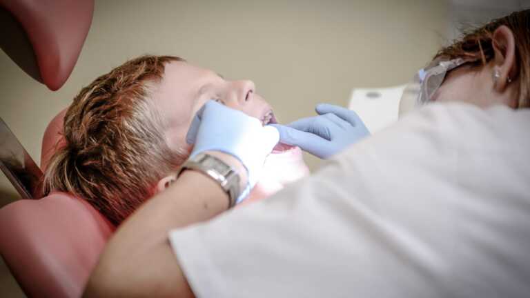 Un dentista per amico, 60 nuovi volontari aderiscono al progetto: curati oltre 700 minori