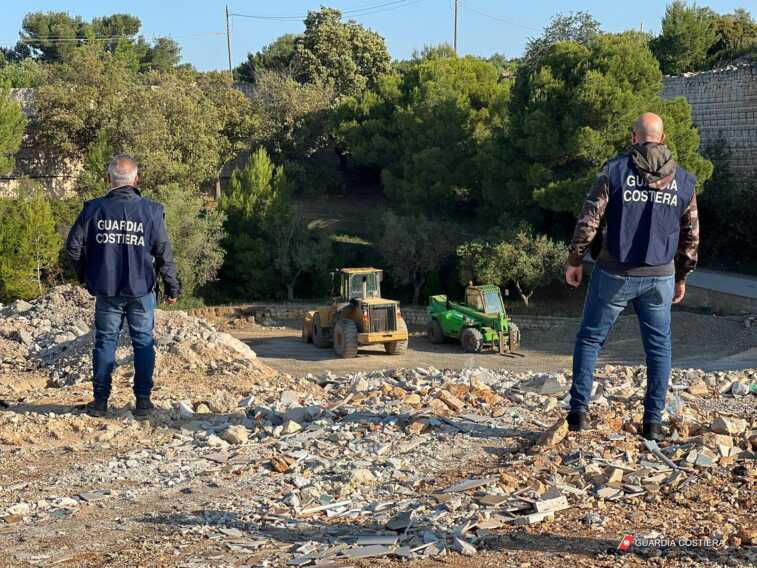Ex cava trasformata in una maxi discarica: sequestrata un’area di 40mila metri quadrati a Massafra – VIDEO