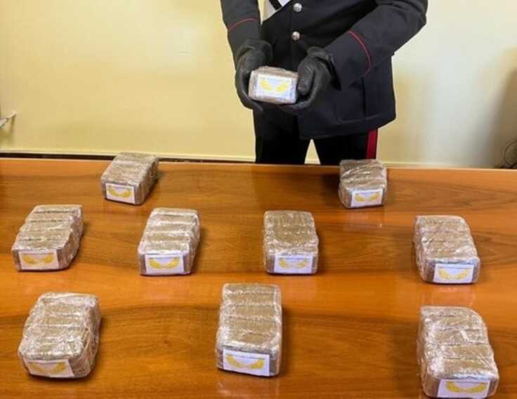 In viaggio verso la Calabria con 5 chili di hashish nell’auto: 49enne arrestato a Lagonegro