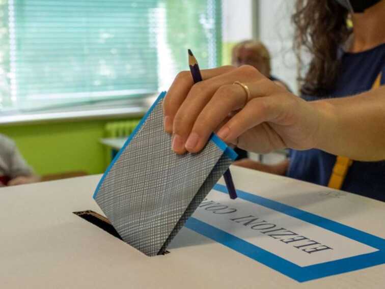 Seggi aperti per i ballottaggi in 8 Comuni pugliesi: affluenza in calo ovunque. A Brindisi ha votato il 10% in meno