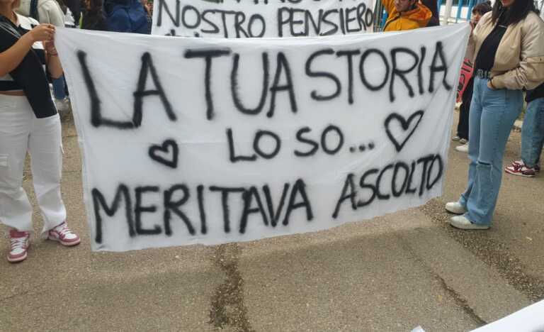 Galleria foto 'Fiaccolata in memoria di Massimo e Jessica a Torremaggiore: «Vivono dentro di noi» – VIDEO' - foto 3