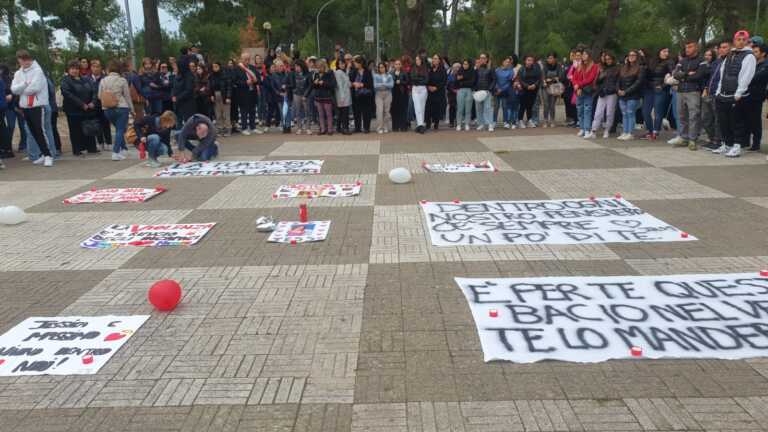 Fiaccolata in memoria di Massimo e Jessica a Torremaggiore: «Vivono dentro di noi» – VIDEO