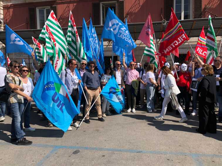 Galleria foto '«Basta parole, servono i fatti»: studenti e lavoratori uniti in piazza a Bari per chiedere più sicurezza – VIDEO' - foto 3