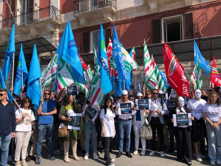 «Basta parole, servono i fatti»: studenti e lavoratori uniti in piazza a Bari per chiedere più sicurezza – VIDEO