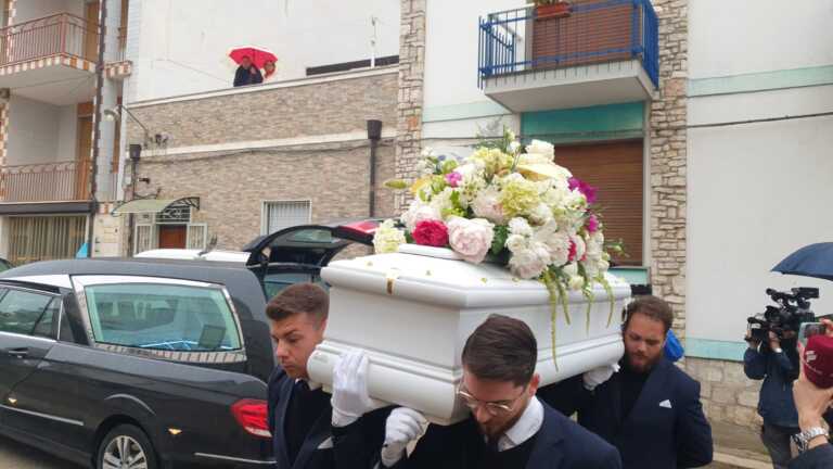 Torremaggiore piange Jessica: «Sei stata una piccola eroina». Ai funerali anche la mamma Tefta – VIDEO