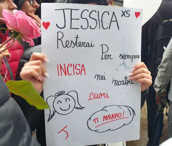 Galleria foto 'Torremaggiore piange Jessica: «Sei stata una piccola eroina». Ai funerali anche la mamma Tefta – VIDEO' - foto 1