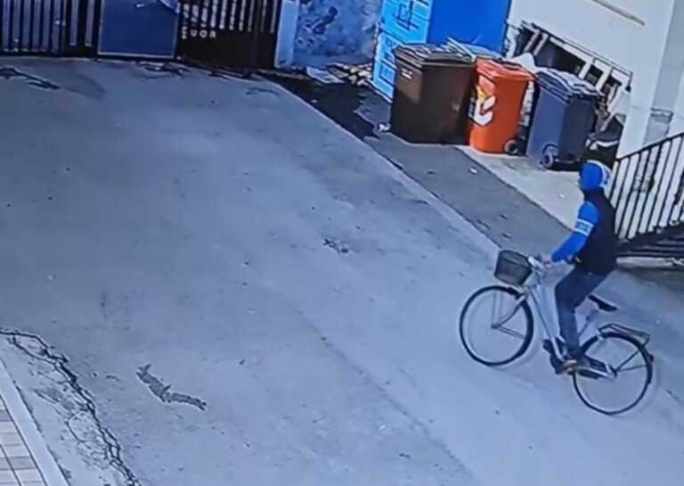 Come in “Ladri di biciclette”: rubata la due-ruote al parroco mentre celebra la messa – VIDEO