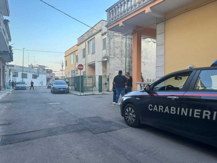 Galatone, accoltella la moglie e tenta di darle fuoco: ricercato il marito. La donna è in gravi condizioni