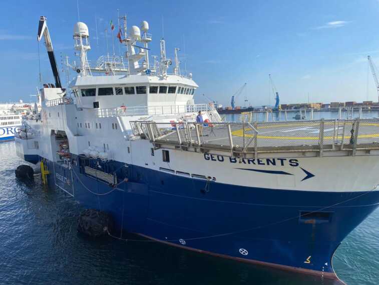 Salvati dalla Geo Barents 471 migranti, Medici senza frontiere: «Al porto di Brindisi lo sbarco»