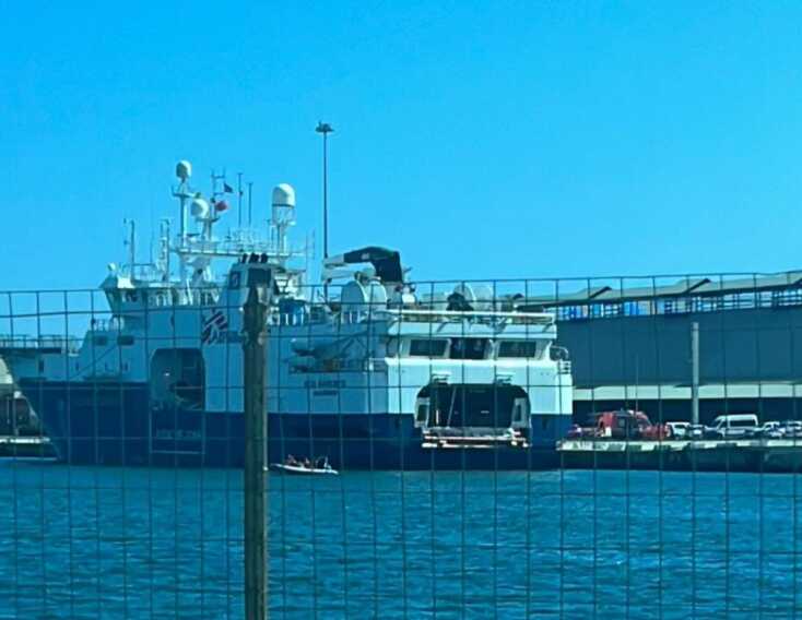 Brindisi, la Geo Barents arrivata in porto: a bordo 26 migranti, tra cui otto bambini e una donna incinta