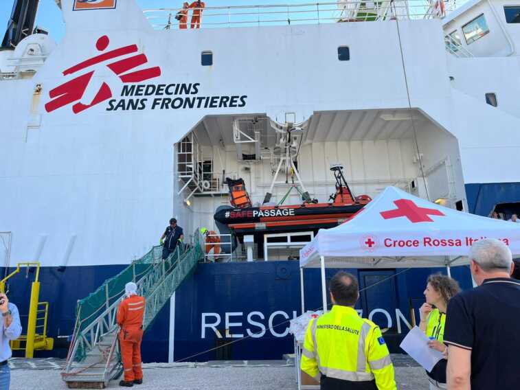 Migranti: è arrivata a Bari la nave Geo Barents con a bordo 605 persone, tra loro 151 minori – VIDEO