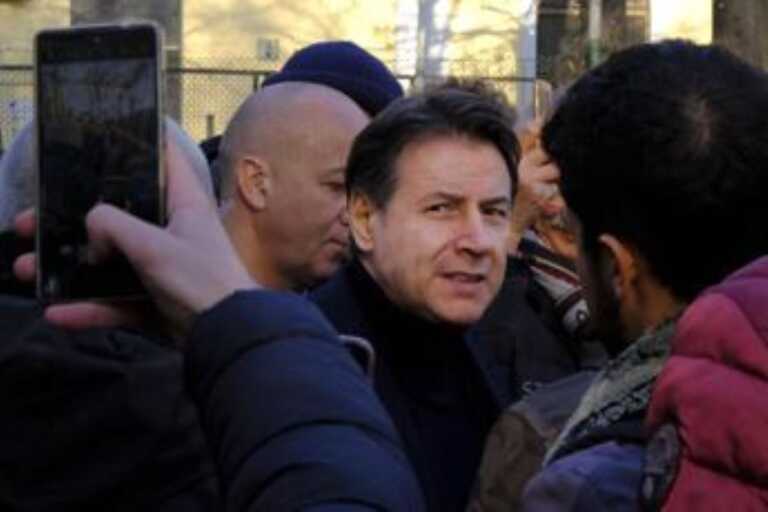 Giuseppe Conte aggredito da un “no vax” a Massa: il leader del M5s colpito al volto