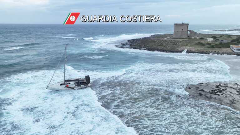 Galleria foto 'Due barche a vela incagliate nelle acque del Salento: una era stata utilizzata per il trasporto di migranti' - foto 1