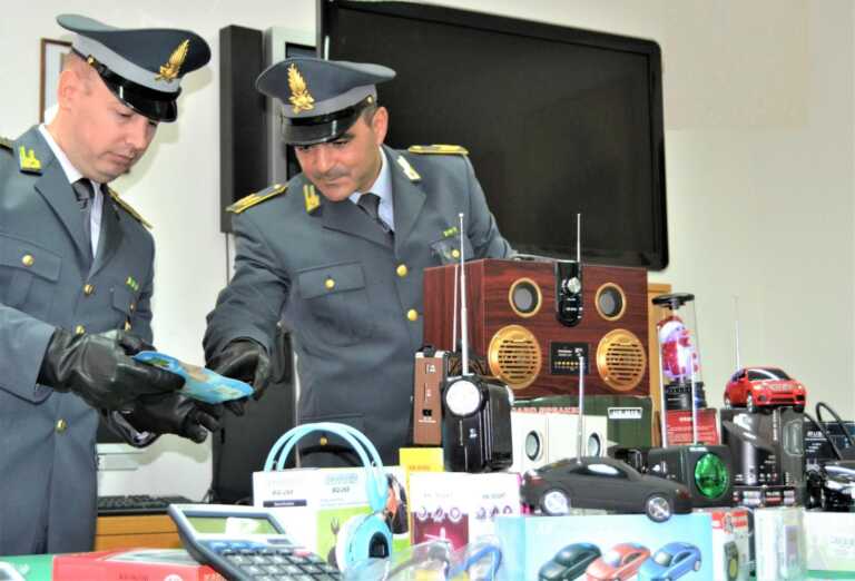 Vestiti, cosmetici e giocattoli pericolosi e contraffatti: sequestrati 400mila prodotti nel Tarantino