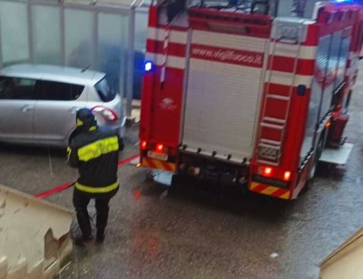 Galleria foto 'Maltempo in Puglia: a Lucera allagato l’ospedale, disagi anche in Salento. Previsti ancora temporali – VIDEO' - foto 1