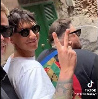 In tre senza casco su scooter a Napoli, a bordo pure Ultimo? Borrelli: “Chieda scusa” – Video