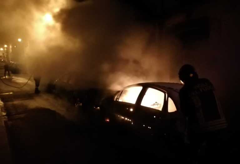 Galleria foto 'Incendio nella notte ad Andria, due auto distrutte: anziano ha un malore spegnendo le fiamme – FOTO' - foto 2