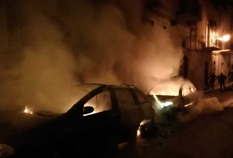 Incendio nella notte ad Andria, due auto distrutte: anziano ha un malore spegnendo le fiamme – FOTO