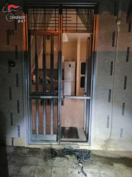 Galleria foto 'Lancia una bottiglia infiammabile contro l’abitazione del vicino: arrestato un 52enne ad Andria' - foto 1