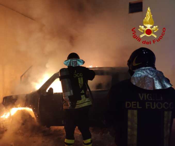 Un’altra auto in fiamme in Salento: distrutta una Jeep ad Alliste. Intervengono i vigili del fuoco