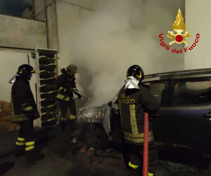 Galleria foto 'Un’altra auto in fiamme in Salento: distrutta una Jeep ad Alliste. Intervengono i vigili del fuoco' - foto 2