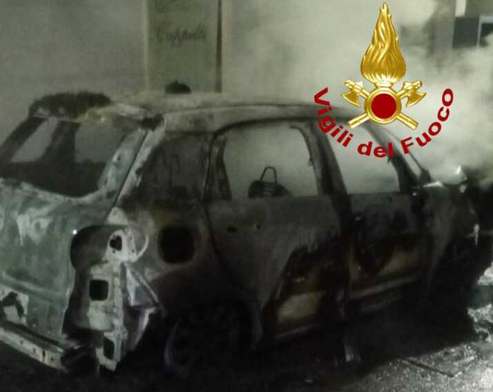 Fiamme nella notte a Casarano: incendiata l’auto del gestore del bar dell’ospedale. Indagini in corso