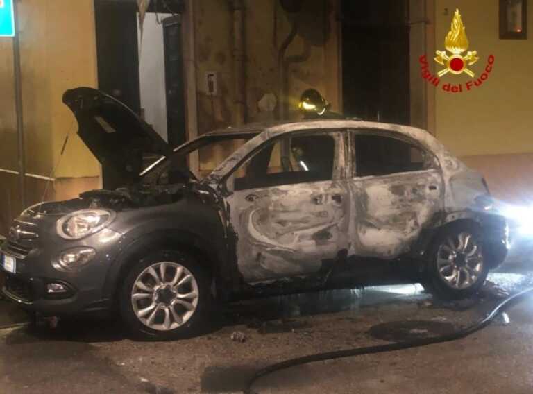 Auto in fiamme nella notte a Francavilla Fontana: il fumo invade un’abitazione. Evacuati i residenti